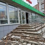 Неприемлемое состояние лестницы в Пятёрочке
