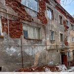 Разрушенный дом в Мурманске не признают аварийным